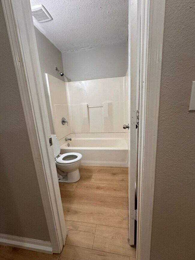 Building Photo - 2 Bed 1 Bath With Garage