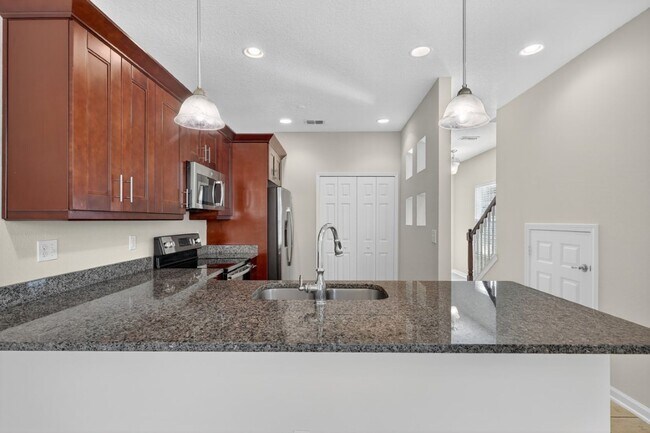 Building Photo - 11274-11271 Estancia Villa Cir