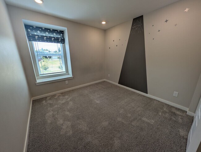 Building Photo - LIKE-NEW 4 bedroom home in Lacey!