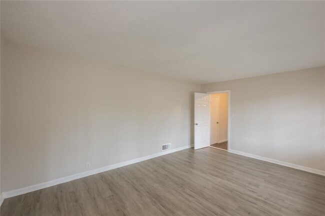 Building Photo - 2058 River Rd