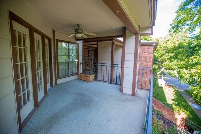 Building Photo - 2 Bedroom, 2 Bath Condo