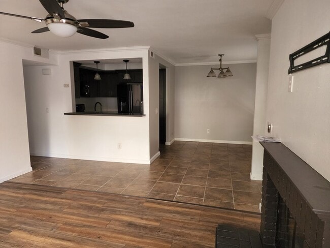 Building Photo - Eastlake Gem