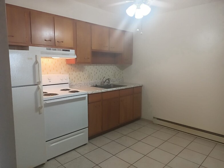 Primary Photo - 655 Portis St