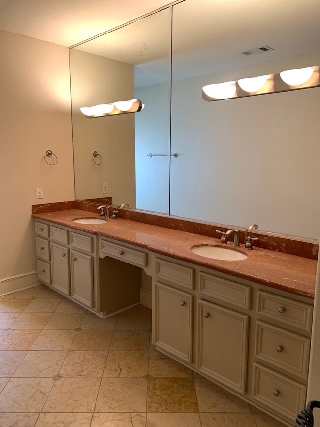 Building Photo - 2210 Bellefontaine