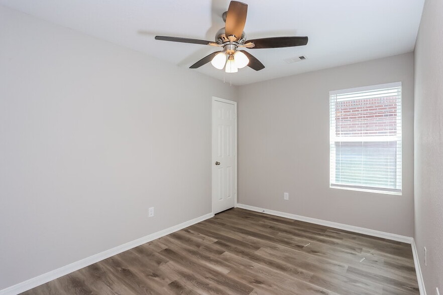 Building Photo - 5202 El Tigre Ln