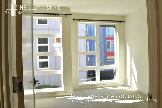 Building Photo - 1002 NE 112th St