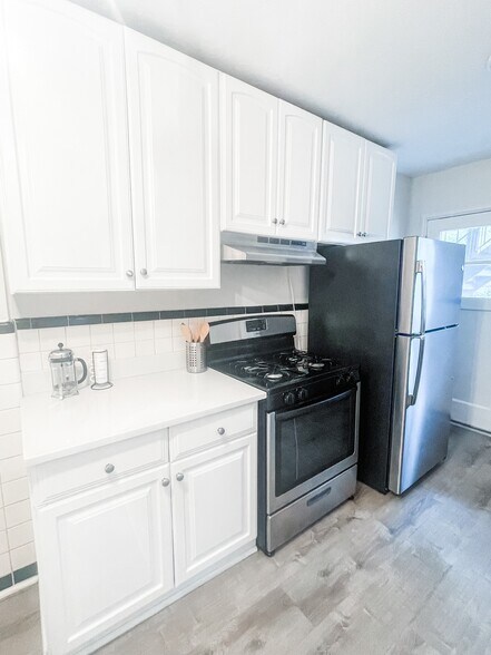 Updated kitchen - 8150 Whitburn Dr