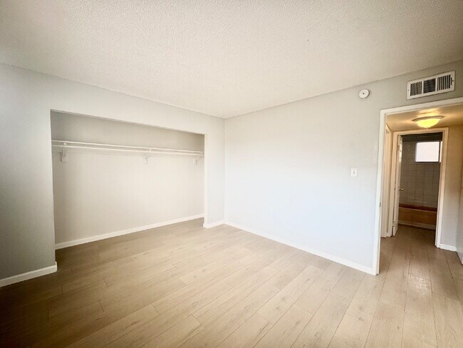 Building Photo - 922 N 1st St