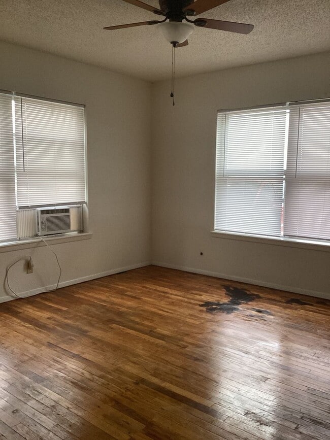 Building Photo - Cute 2 Bedroom with a little historical charm!  One block from ENMU!