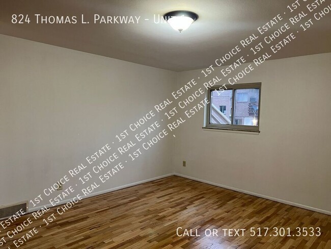 Building Photo - 2-BDR 2-BTH ApT w/ Fireplace, Laundry, AC,...