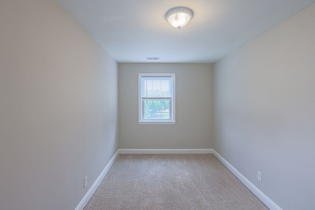 Building Photo - 1154 Elm Rd