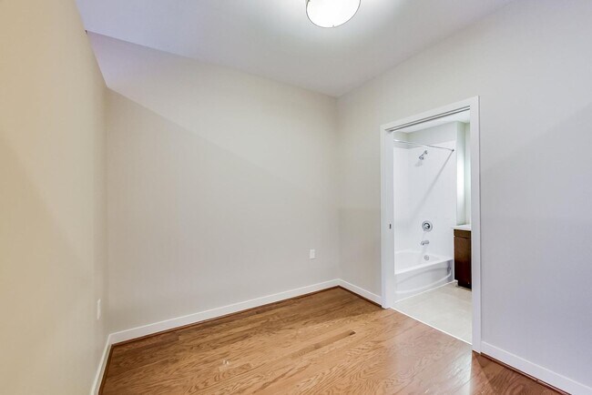 Building Photo - 1 Bed + 1 FB / Luxury Living in the heart ...