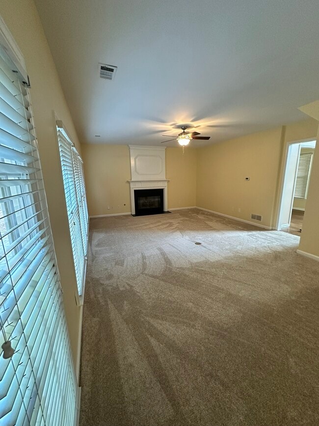 Building Photo - 420 White Rose Trce