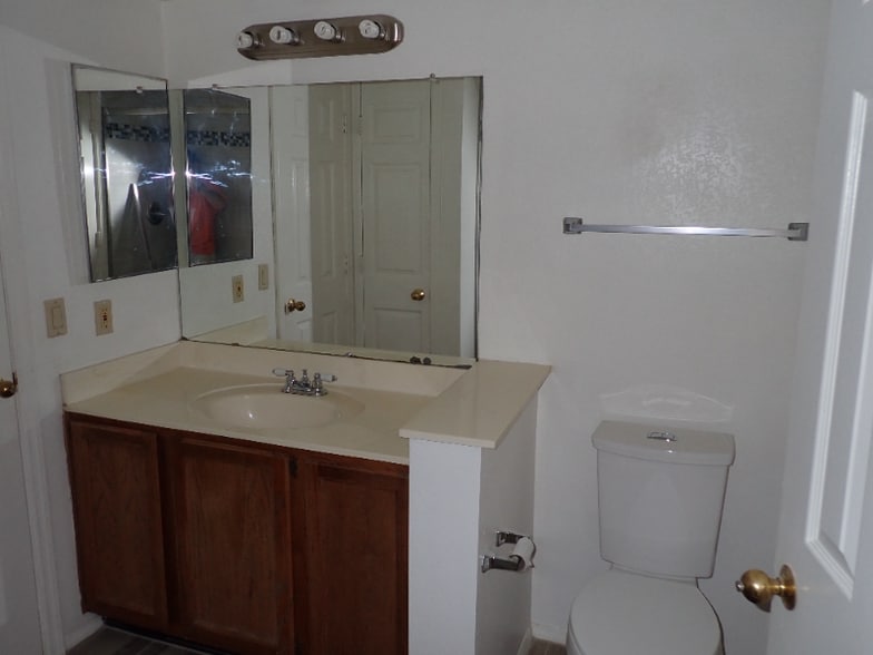 Building Photo - 2333 E Southern Ave