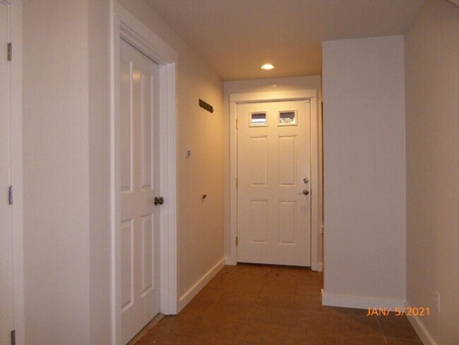 Building Photo - Beautiful 3 Bed 2.5 Bath Townhome in Roosevelt, Seattle