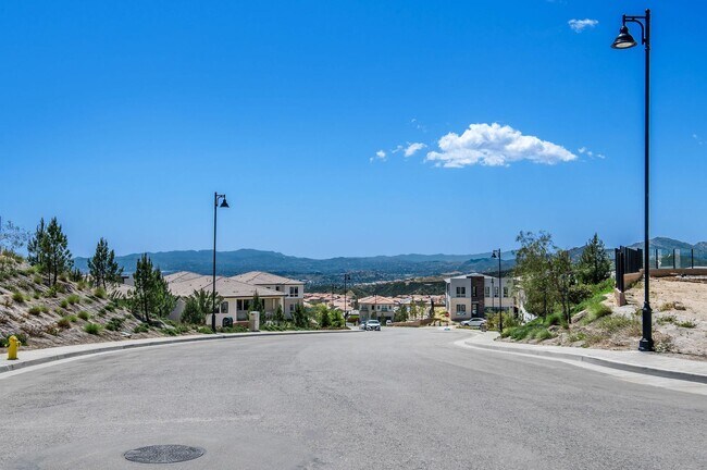 Building Photo - Fantastic 5 bed 4.5 bath with Pool in Porter Ranch !