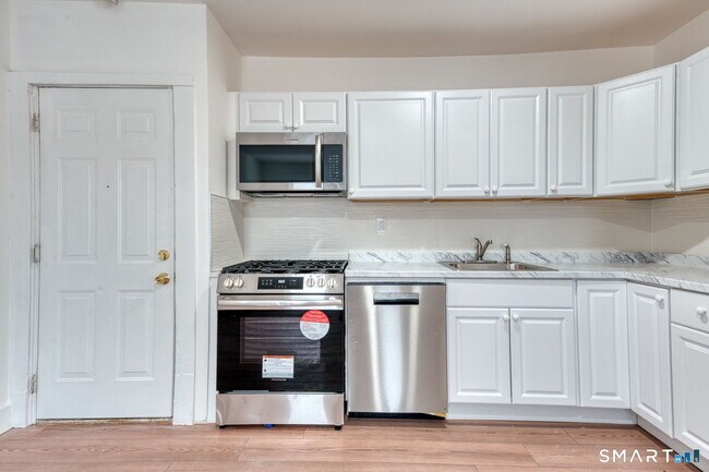 Building Photo - 152 Oak St