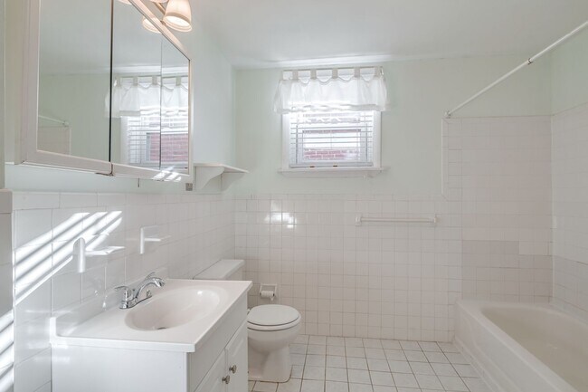 Building Photo - Three Bed Fairmount Townhome