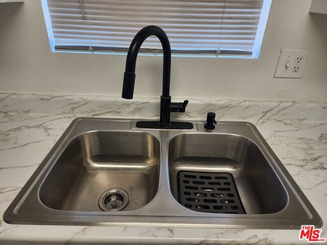 Building Photo - 165 N Hamilton Ave