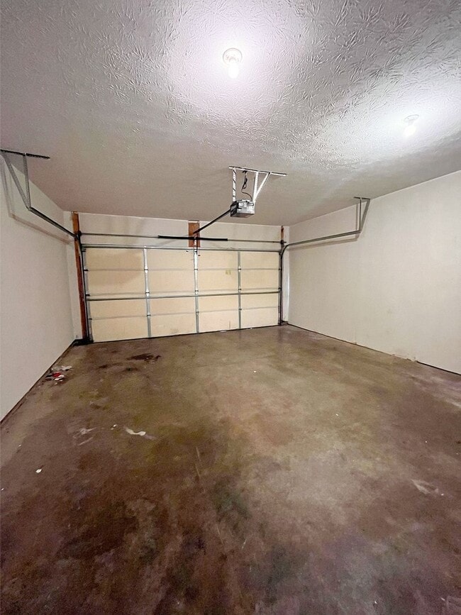 Building Photo - 3 Bedroom 3.5 Bath Townhouse