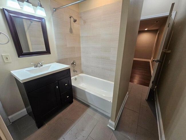 Building Photo - 402 W 3rd Ave