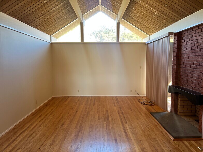 Building Photo - 880 Larkspur Dr