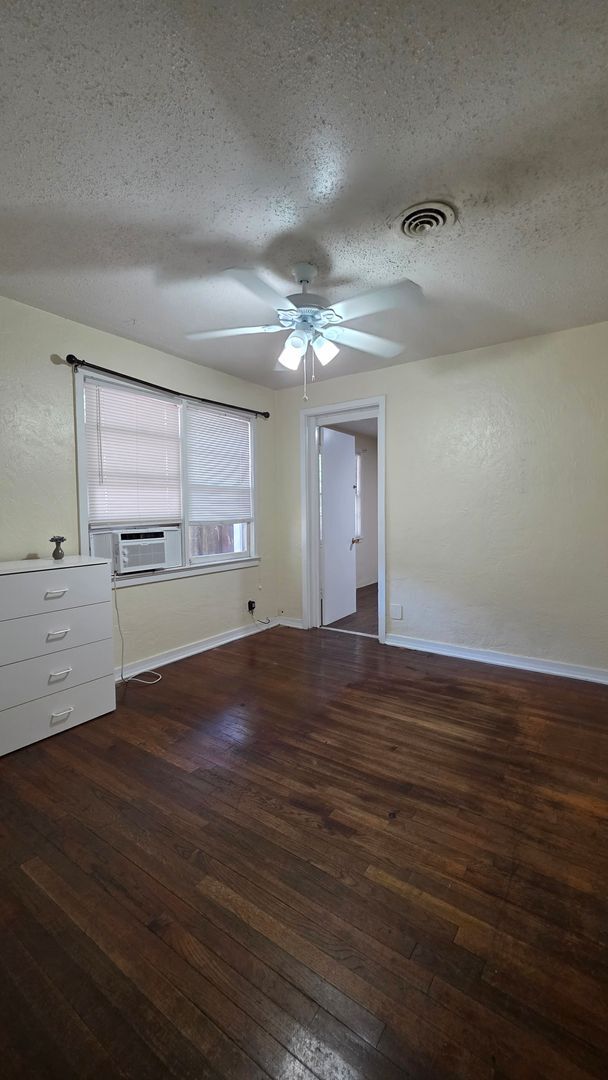 Building Photo - 4 Bedroom 2 Bath Single Family Home w/ 2 Bonus Rooms