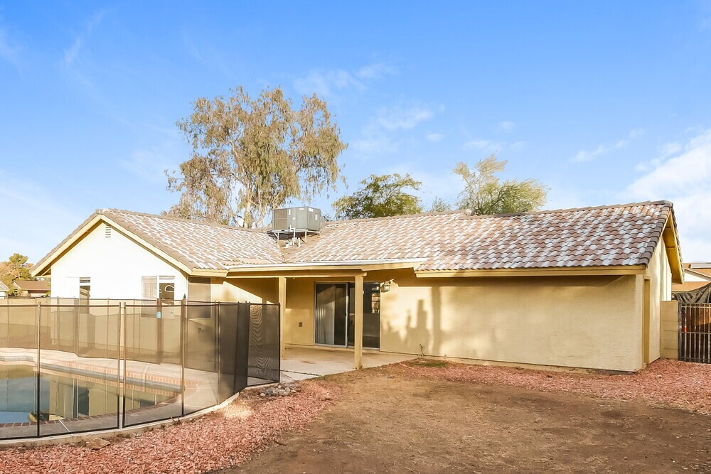 Building Photo - 8045 W Larkspur Dr