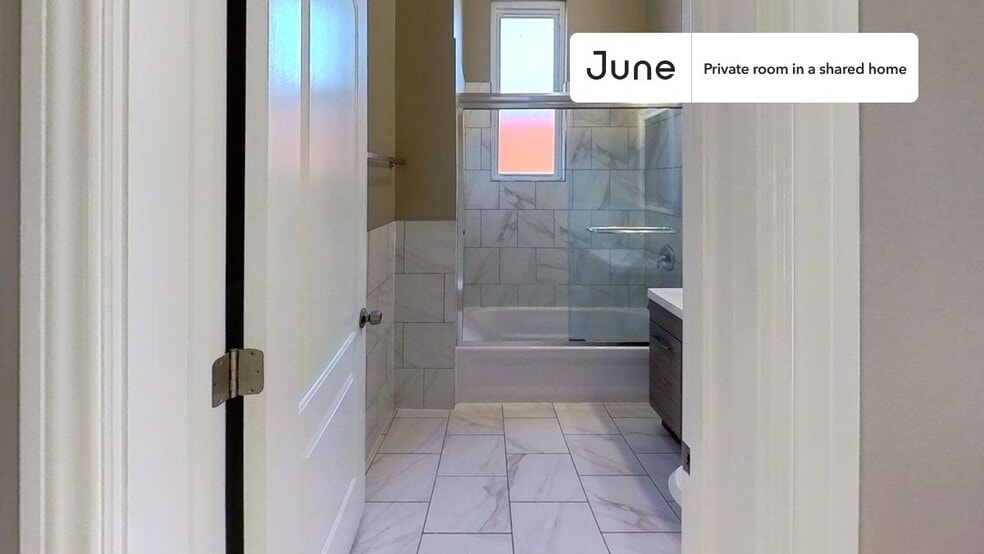 Building Photo - Private bedroom in 3 bed/1 bath Home