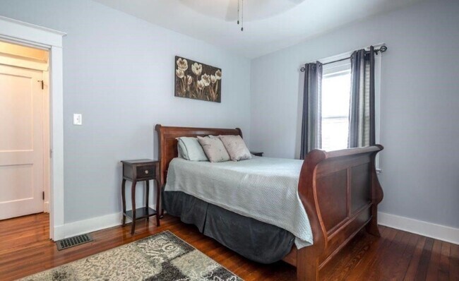 Building Photo - Gorgeous Renovated Highlands Bungalow – Av...