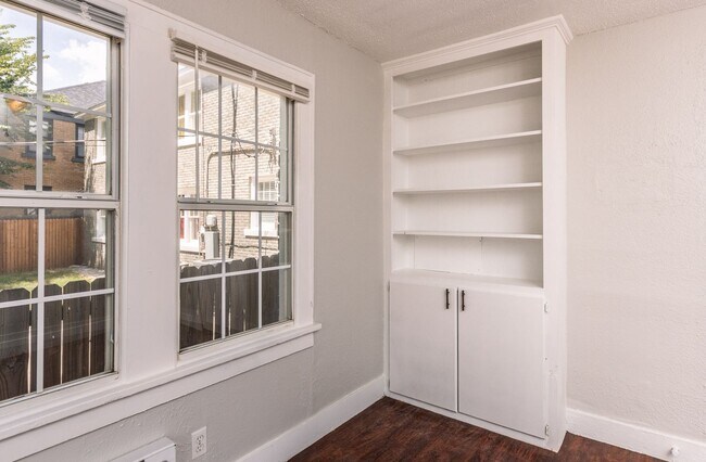 Building Photo - 2 Bedroom 1 bath