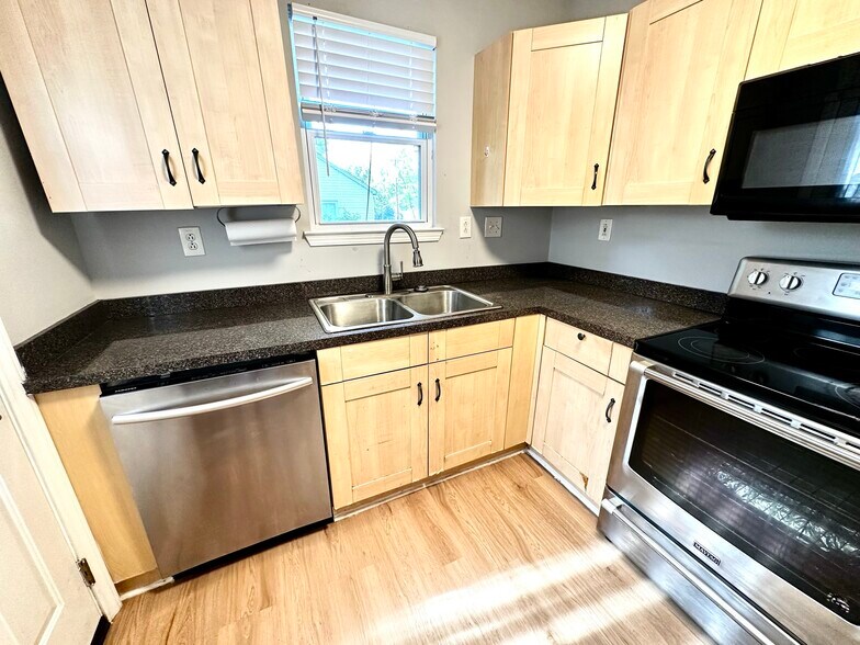 Building Photo - 2111 Highland St