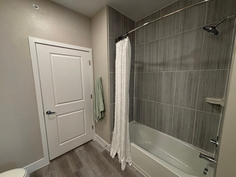 Building Photo - 502 Commercial Lp