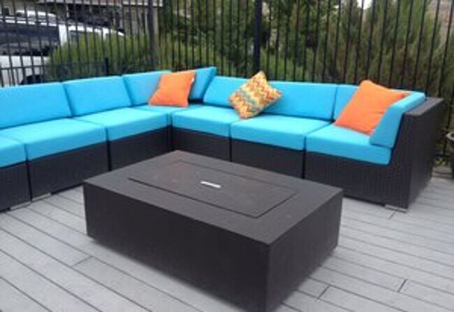 Building Photo - FULLY FURNISHED home available now.