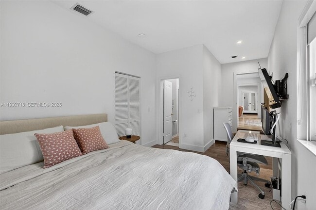 Building Photo - 3258 Riviera Dr