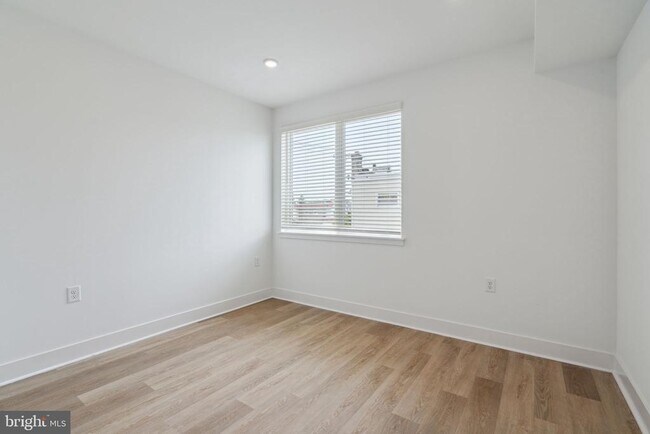 Building Photo - 1419 W Grange Ave