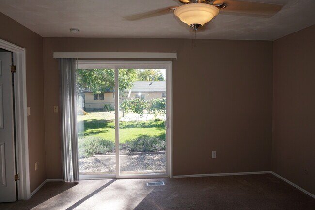Building Photo - Quiet 5 Bedroom 3 Bath West Jordan Home