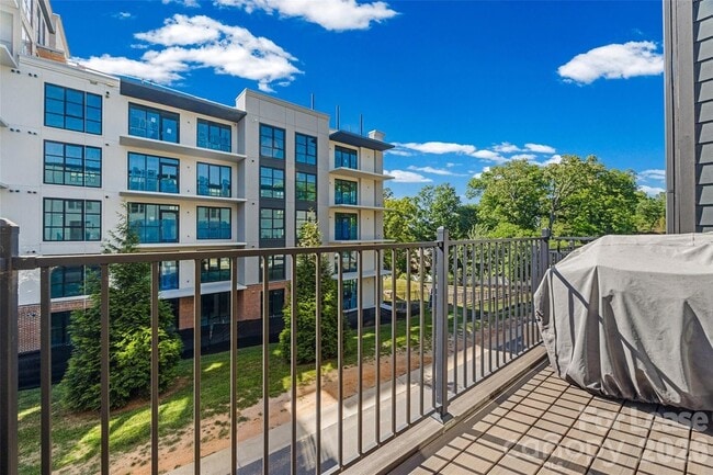 Building Photo - 424 Music Hall Wy