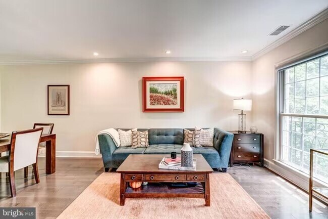 Building Photo - Sun-Drenched 2BR/2.5 BA Townhouse Condo in Gated Sutton Place