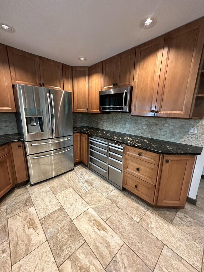 Building Photo - Beautiful Lake Front Property!
