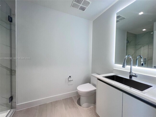 Building Photo - 700 NE 24th St