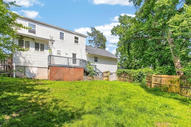 Building Photo - 3008 Lakeshore Dr