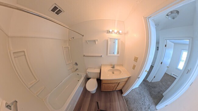 Building Photo - 405 SW Elm St