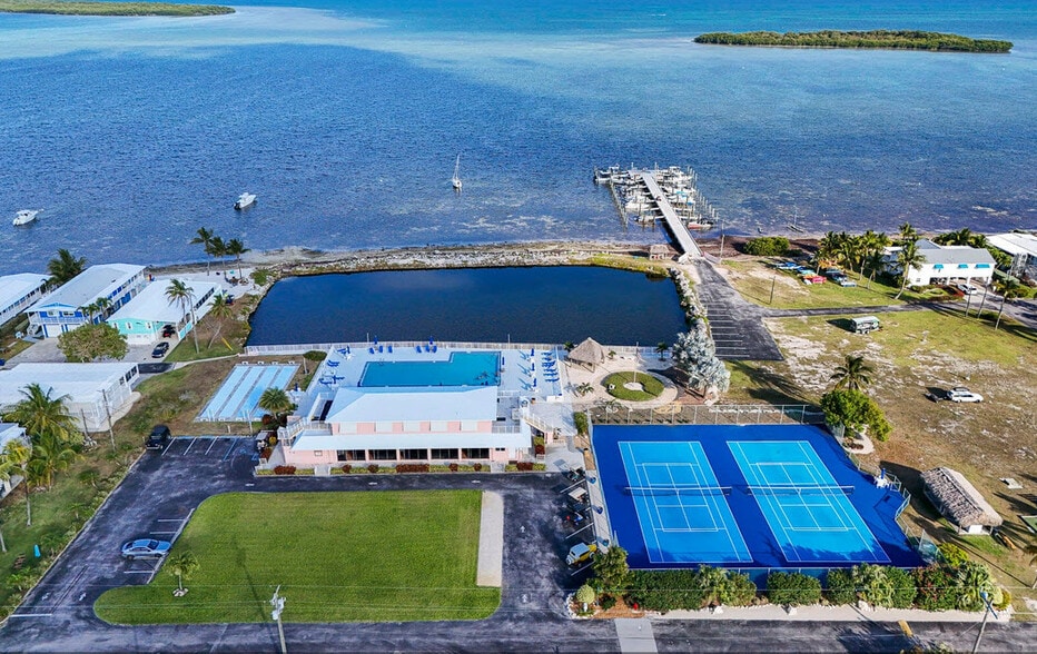 Building Photo - 618 N Silver Cir