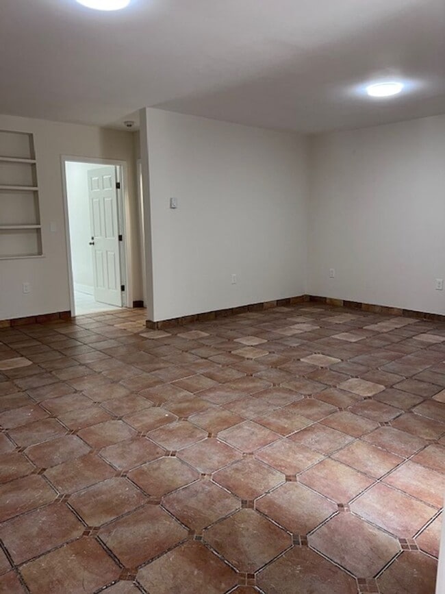 Building Photo - Large 4 bedroom, 2 1/2 bath home for rent in Ravena, NY on Rt 9W