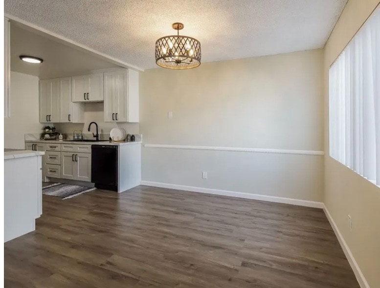 Building Photo - 220 E Live Oak St