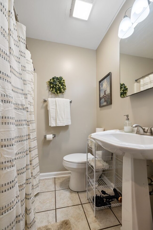 Building Photo - 707 Bagwell Ct