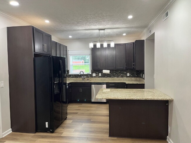 Building Photo - "Charming Franklin Retreat: 3-Bedroom Have...