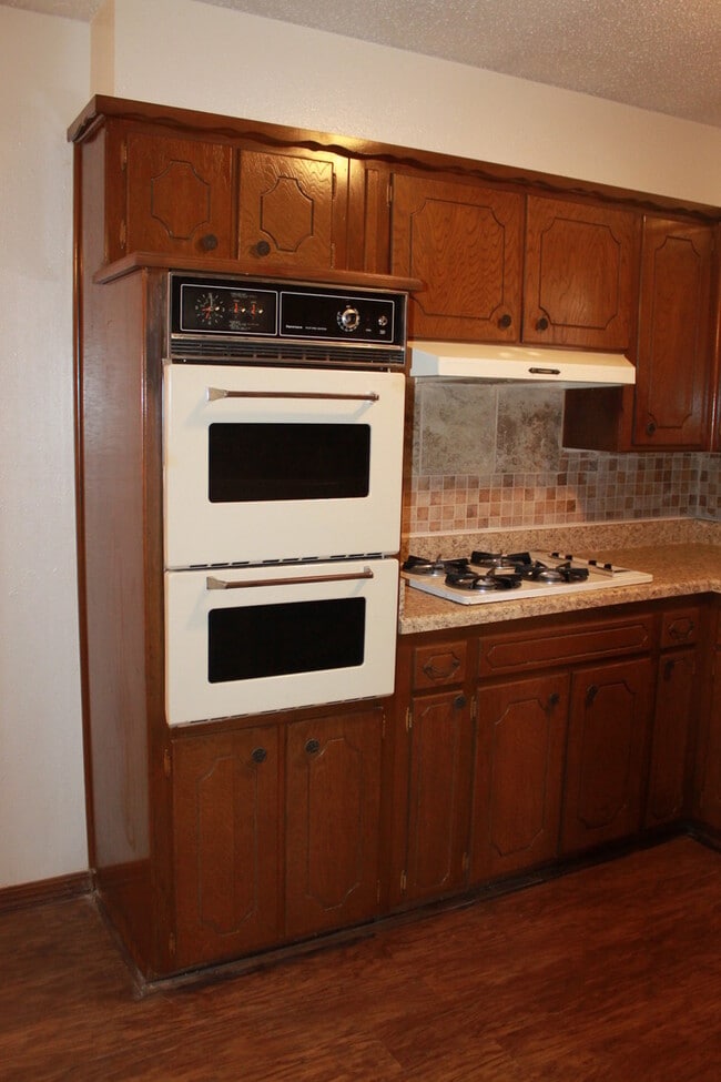 Building Photo - Move in Special!!  $500 off 2nd Month's rent!