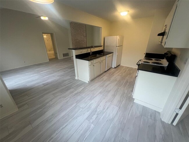 Building Photo - 807 Lloyd Ln